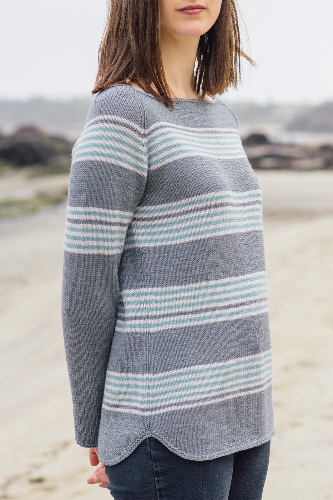 Пуловер реглан вязаный снизу.